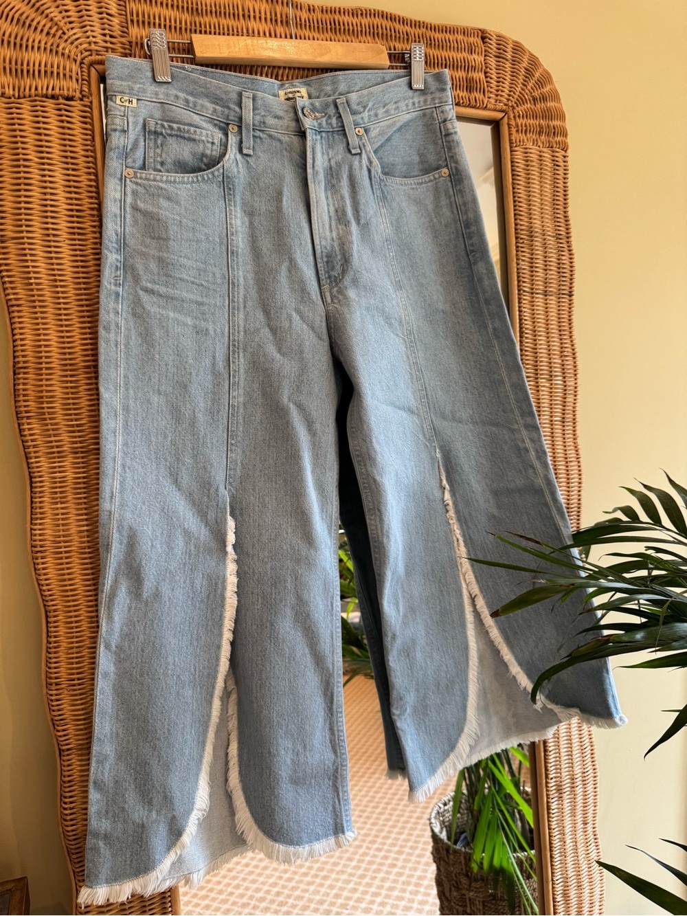 Citizens Of Humanity Light Wash Wide-Leg Jeans with Curved tulip Split Hems
